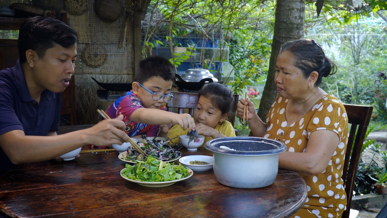 Gà Đen Tây Bắc Hấp Muối Hột